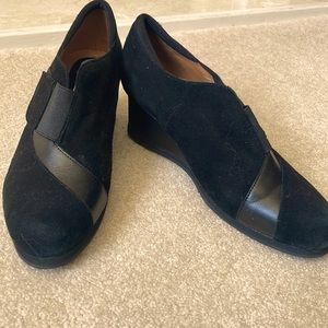 CARTHIES BLACK WITH LEATHER TRIM PUMPS